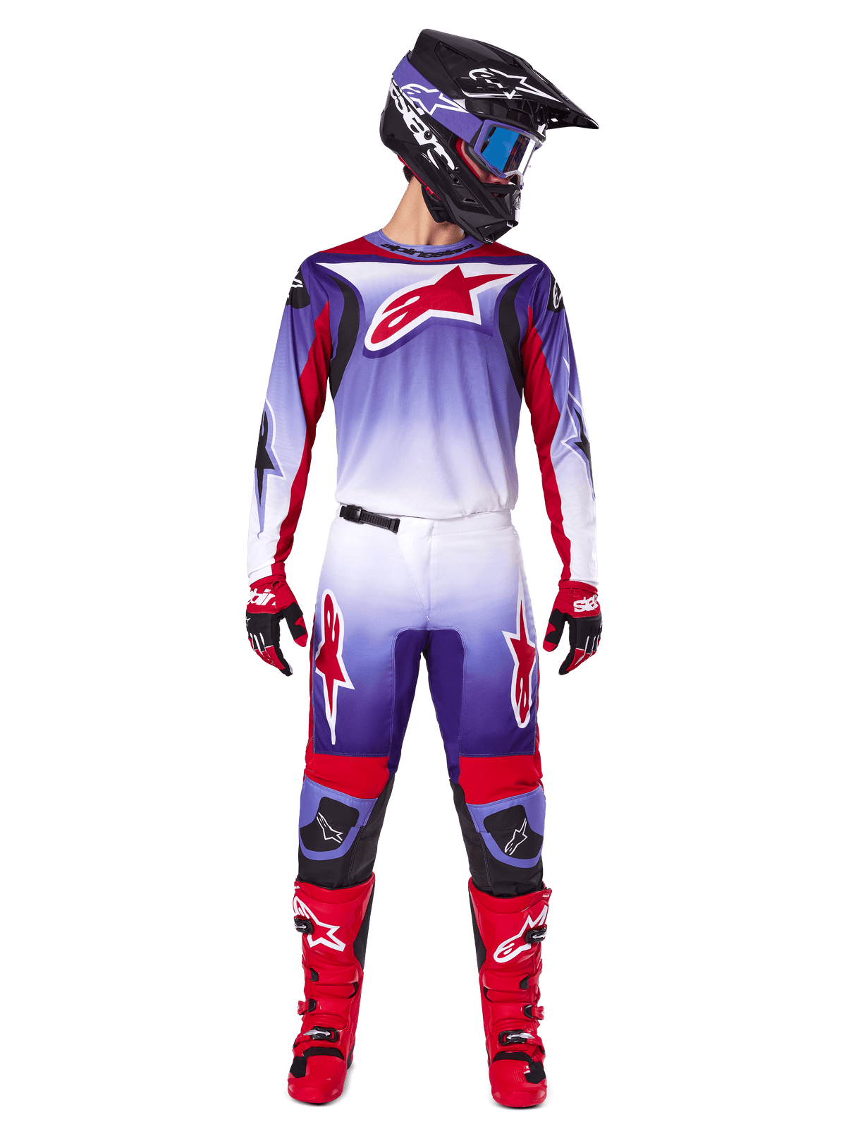 Alpinestars 2025 Fluid Wurx Gear Set, pilota di motocross con maglia e pantaloni viola, bianco e rosso brillante, casco nero con occhiali blu, stivali da motocross rossi e guanti coordinati, design racing atletico per prestazioni fuoristrada