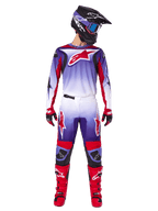 Alpinestars 2025 Fluid Wurx Gear Set, pilota di motocross con maglia e pantaloni viola, bianco e rosso brillante, casco nero con occhiali blu, stivali da motocross rossi e guanti coordinati, design racing atletico per prestazioni fuoristrada
