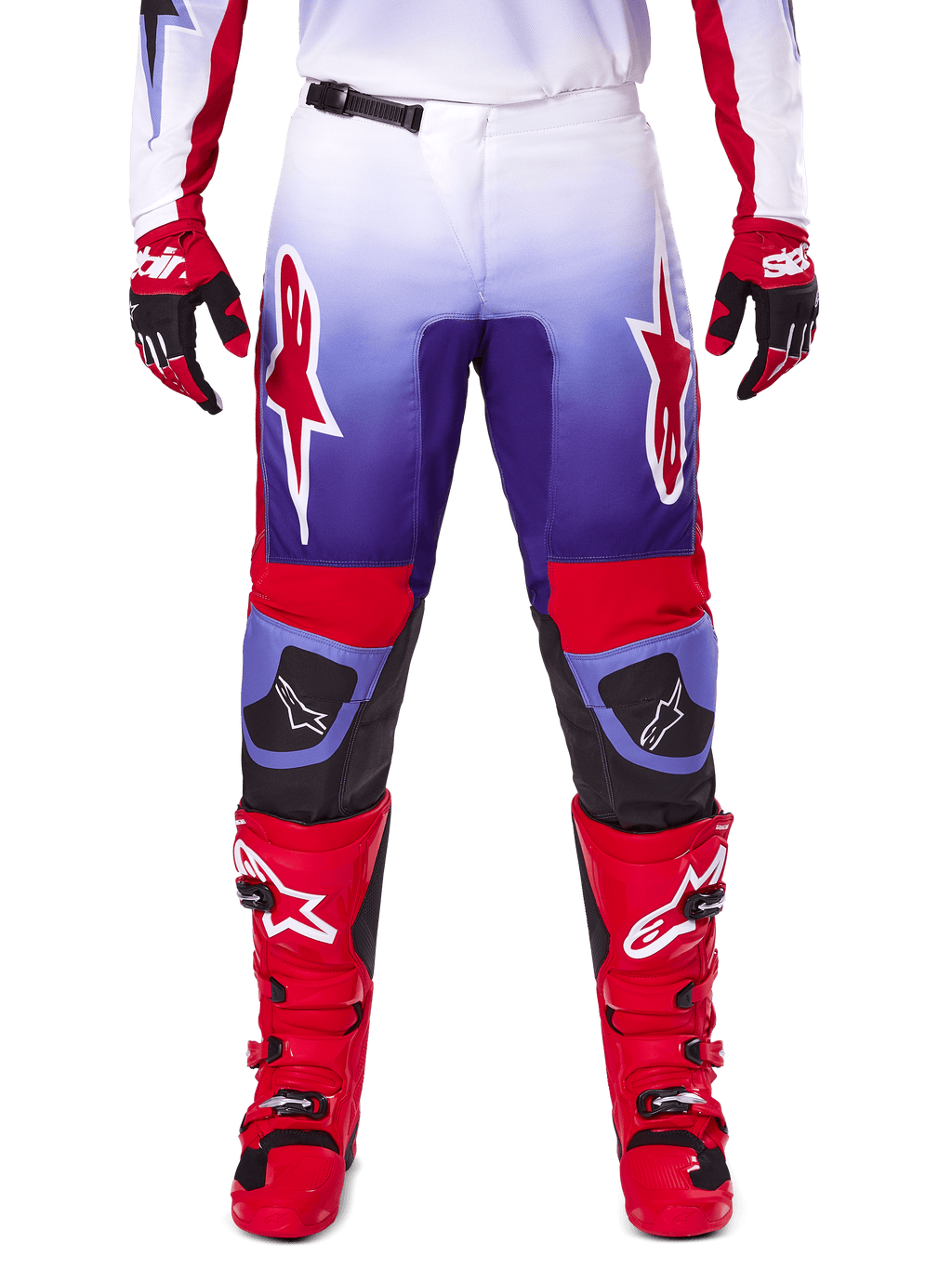 Alpinestars 2025 Fluid Wurx Pants, pantaloni da motocross, viola e rosso acceso, indossati con stivali e guanti rossi coordinati, con loghi bianchi sulle cosce e rinforzi neri sulle ginocchia, abbigliamento tecnico per il fuoristrada