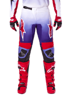 Alpinestars 2025 Fluid Wurx Pants, pantaloni da motocross, viola e rosso acceso, indossati con stivali e guanti rossi coordinati, con loghi bianchi sulle cosce e rinforzi neri sulle ginocchia, abbigliamento tecnico per il fuoristrada