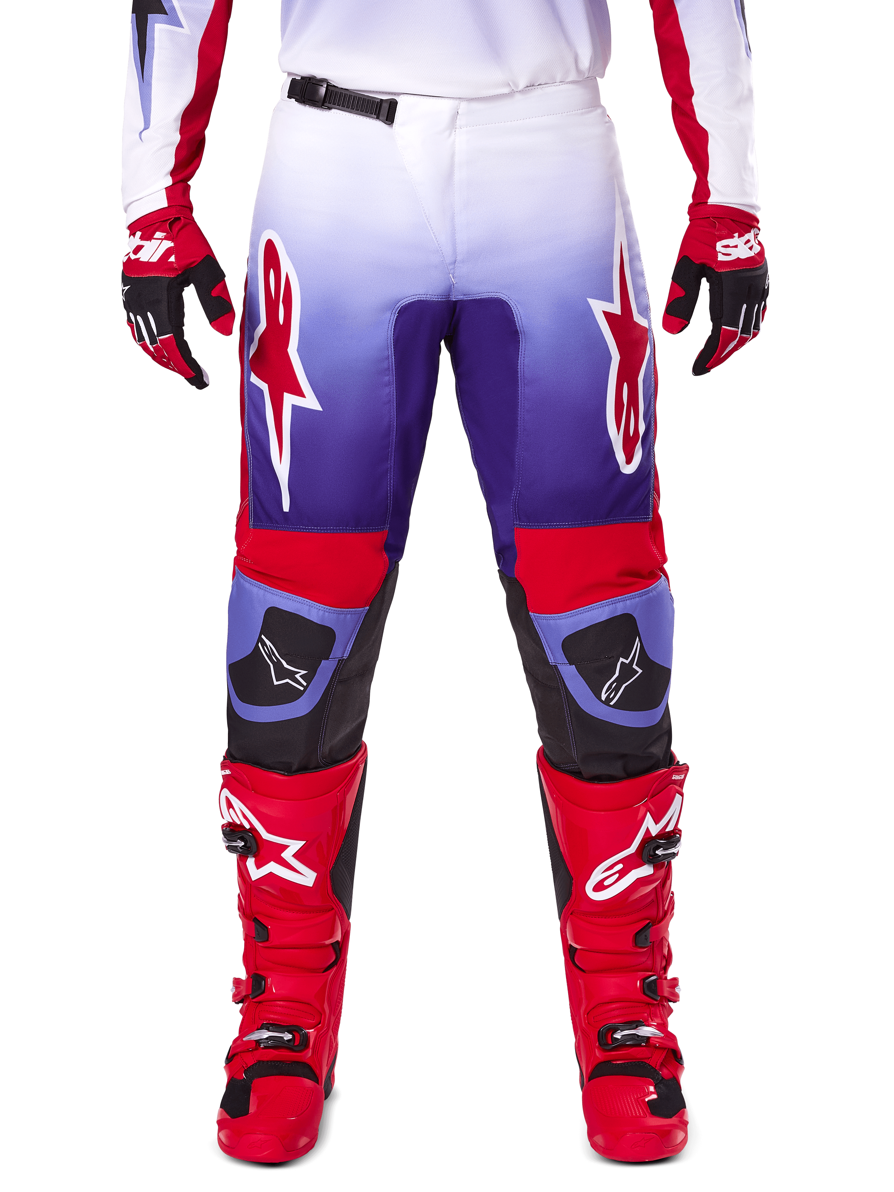 Alpinestars 2025 Fluid Wurx Pants, pantaloni da motocross, viola e rosso acceso, indossati con stivali e guanti rossi coordinati, con loghi bianchi sulle cosce e rinforzi neri sulle ginocchia, abbigliamento tecnico per il fuoristrada