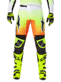 Alpinestars 2025 Fluid Wurx Pants, pantaloni da motocross, giallo neon e arancione, loghi a stella bianchi e neri, design racing elegante con sezioni nere sulle ginocchia, coordinati con stivali e guanti giallo neon abbinati