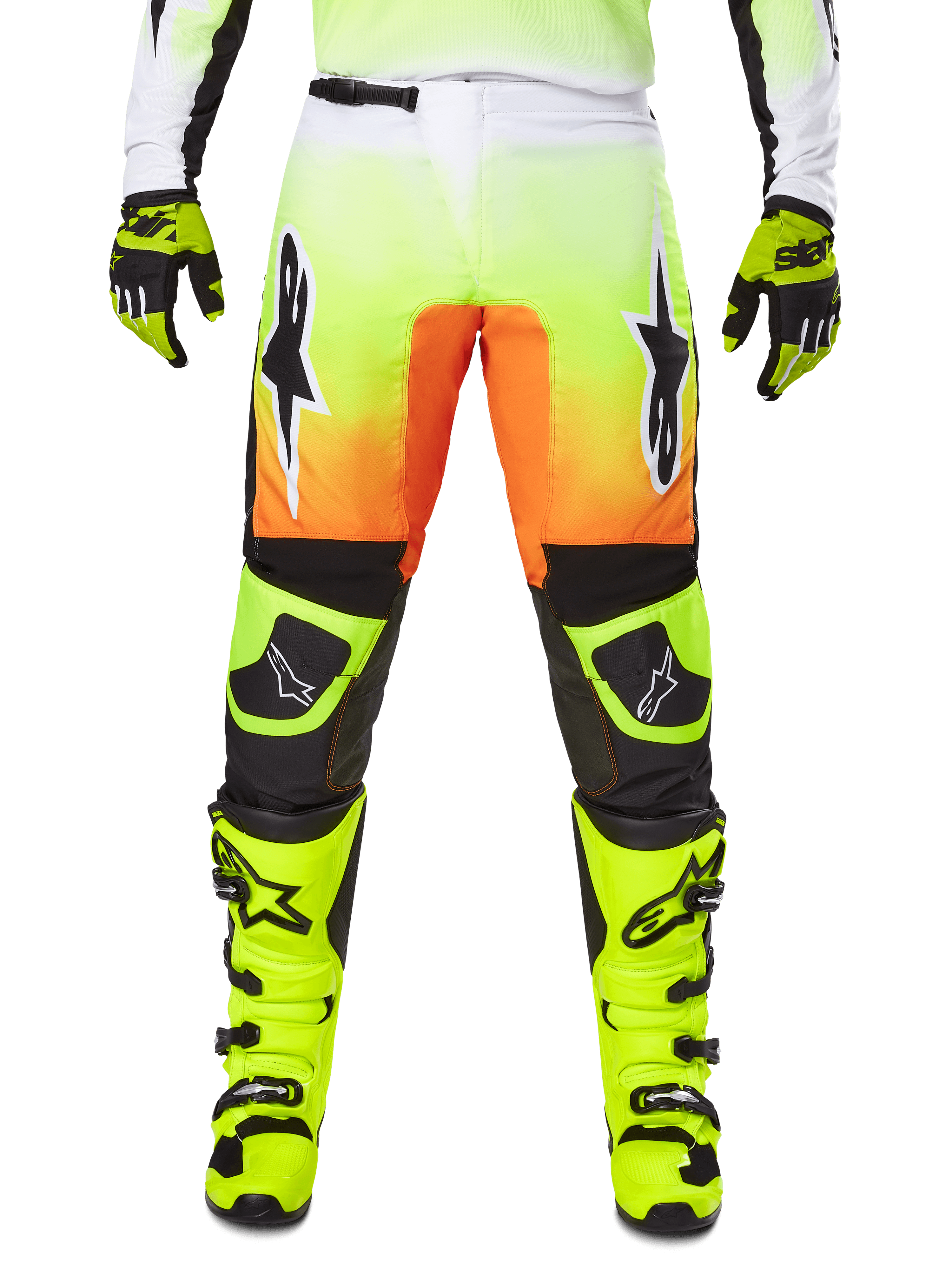 Alpinestars 2025 Fluid Wurx Pants, pantaloni da motocross, giallo neon e arancione, loghi a stella bianchi e neri, design racing elegante con sezioni nere sulle ginocchia, coordinati con stivali e guanti giallo neon abbinati