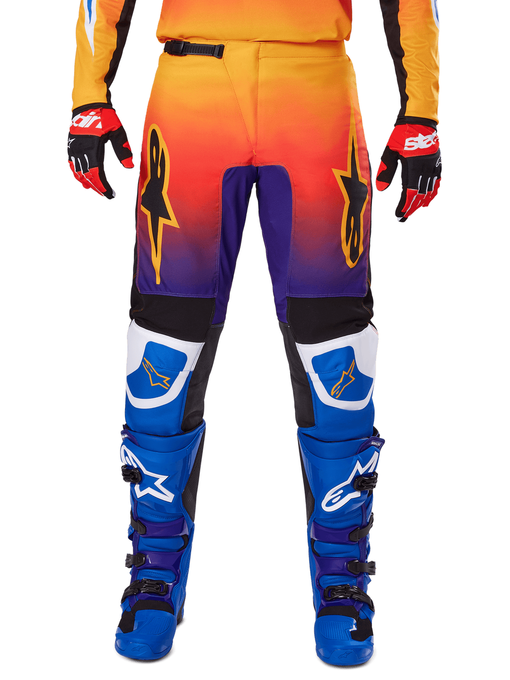 Alpinestars Pantaloni Fluid Wurx 2025, pantaloni da motocross, multicolore con sfumatura dall'arancione al viola e inserti blu, indossati con stivali blu e viola coordinati e guanti rossi e neri, vista frontale con logo a stella