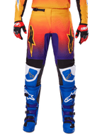 Alpinestars Pantaloni Fluid Wurx 2025, pantaloni da motocross, multicolore con sfumatura dall'arancione al viola e inserti blu, indossati con stivali blu e viola coordinati e guanti rossi e neri, vista frontale con logo a stella