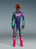 Alpinestars Set Equipaggiamento Techstar Nomur 2026, completo da motocross, verde vibrante, viola e rosa, grande logo a stella su petto e cosce, casco nero con dettagli rosa e gialli, stivali rosa brillante, design sportivo professionale