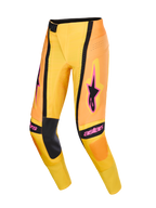 Pantaloni Alpinestars Techstar Nomur 2026, pantaloni da motocross, arancione, giallo e rosa, con pannelli interni sulle ginocchia neri e vistosi loghi Alpinestars rosa, design tecnico con perforazioni ventilate e vestibilità racing atletica, equipaggiamento ad alte prestazioni per gare off-road