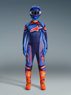 Completo Alpinestars Techstar Nomur 2026, pilota di motocross in kit da gara completo, blu scuro con accenti arancioni e blu UCLA, maglia e pantaloni coordinati con grandi loghi, casco blu e stivali arancione brillante, abbigliamento coordinato per competizioni off-road