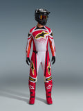Alpinestars 2026 Techstar Nomur Gear Set, completo da gara motocross, rosso, bianco e nero con loghi a stella gialli, equipaggiamento completo comprensivo di casco, maschera, guanti e stivali, design atletico da gara per prestazioni fuoristrada