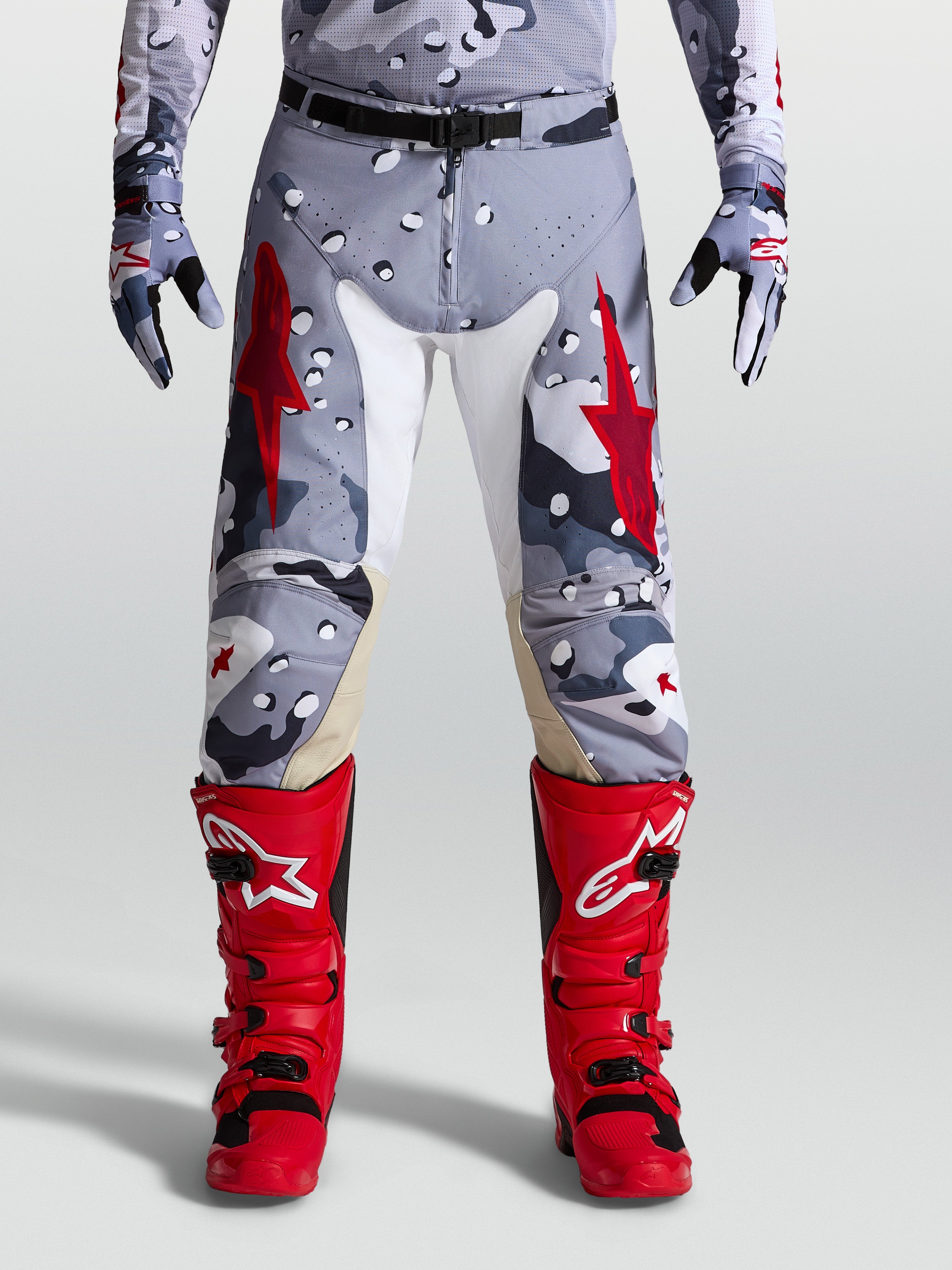Alpinestars Pantaloni Racer Air Lone, pantaloni da motocross da uomo, grigio camo e rosso fuoco, tessuto traforato e pelle.