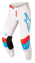 Alpinestars Pantaloni Techstar Quadro, pantaloni da motocross, bianco sporco con accenti blu e rosso neon brillante, grande logo a stella blu sulla gamba sinistra, logo AST 63 sulla gamba destra, inserti neri all'interno del ginocchio, fibbia rossa in vita e zone di ventilazione perforate per prestazioni fuoristrada