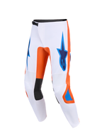Alpinestars 2026 Fluid Grid Pants, pantaloni da motocross, bianco con dettagli arancioni e blu UCLA, loghi Astars blu sulle cosce, inserti neri all'interno del ginocchio e design ergonomico per prestazioni off-road.