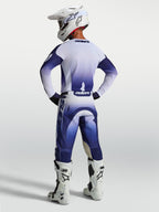 Alpinestars Pantaloni Racer Air Amber, pantaloni motocross uomo blu e bianchi, traforati, vista posteriore su pilota.
