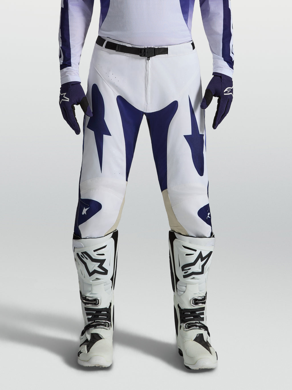 Alpinestars Pantaloni Racer Air Amber, pantaloni da motocross bianchi e blu traforati per il fuoristrada.