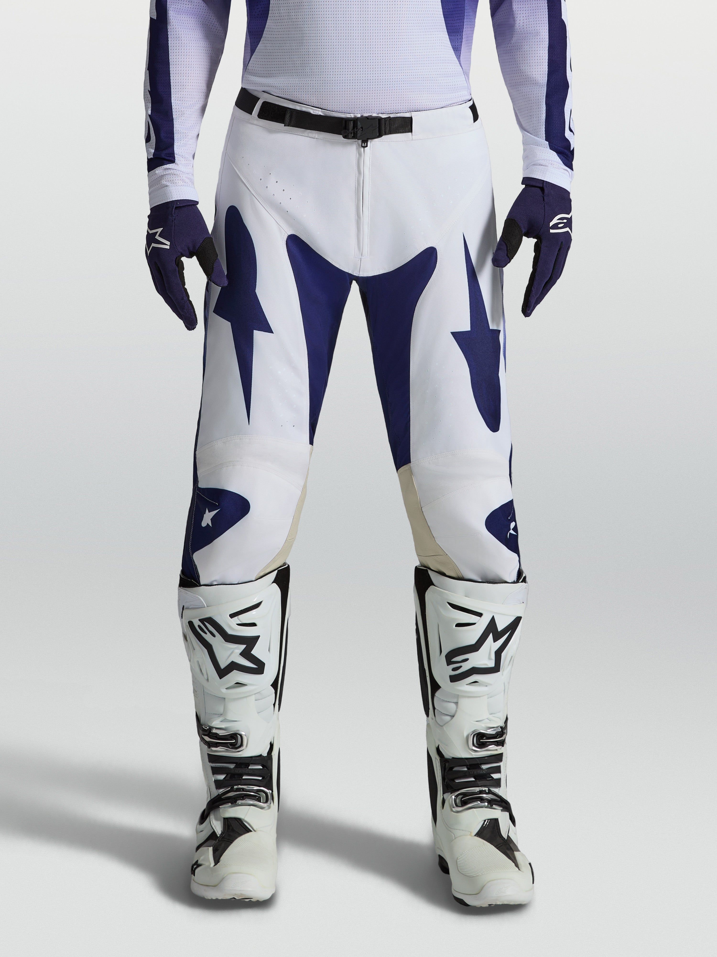 Alpinestars Pantaloni Racer Air Amber, pantaloni da motocross bianchi e blu traforati per il fuoristrada.