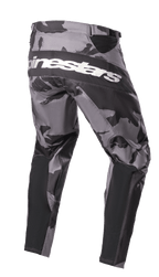 Pantaloni Alpinestars Racer Tactical 2023, pantaloni da motocross, mimetico Iron Camo grigio e nero, vista posteriore con logo Alpinestars bianco sulla seduta, pannelli rinforzati neri e zone elasticizzate tecniche per la guida fuoristrada.