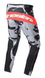 Pantaloni Alpinestars Racer Tactical 2023, pantaloni da motocross, Cast Gray Camo e Mars Red, ampia fascia orizzontale rossa con logo Alpinestars bianco sul retro, motivo camouflage con pannelli neri, design sportivo per corse di motocross
