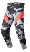 Alpinestars 2023 Racer Tactical Pants, pantaloni da motocross fuoristrada, pattern mimetico grigio e nero con accenti diagonali rosso Marte, pannelli interno gamba rinforzati in pelle, chiusura della vita a cricchetto, design ergonomico pre-curvato per guida fuoristrada