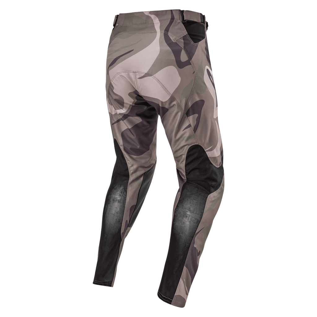 Alpinestars Pantaloni Racer Tactical 2024, pantaloni da motocross, mimetico verde militare e marrone, vista posteriore con pannelli elasticizzati neri traspiranti sulla parte inferiore delle gambe e design camouflage, tessuto resistente per gare fuoristrada