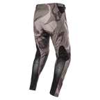 Alpinestars Pantaloni Racer Tactical 2024, pantaloni da motocross, mimetico verde militare e marrone, vista posteriore con pannelli elasticizzati neri traspiranti sulla parte inferiore delle gambe e design camouflage, tessuto resistente per gare fuoristrada