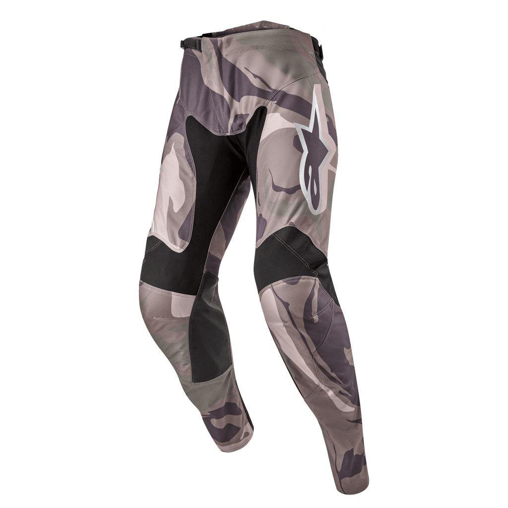 Pantaloni Alpinestars Racer Tactical 2024, pantaloni da motocross, motivo mimetico Military Green Camo Brown, con pannelli elasticizzati neri su interno coscia e ginocchia, logo Alpinestars bianco sulla coscia, design ergonomico pre-curvato per gare off-road