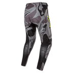 Alpinestars 2024 Racer Tactical Pants, pantaloni da motocross, Cast Gray Camo Magnet, vista posteriore con motivo mimetico grigio e pannelli rinforzati neri, dettaglio logo giallo sul fianco, materiale tecnico rip-stop per gare fuoristrada