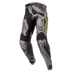 Alpinestars Pantaloni Racer Tactical 2024, pantaloni da motocross, Cast Gray Camo Magnet, motivo mimetico grigio e nero con logo Alpinestars giallo neon, pannelli neri su interno coscia e ginocchia, vestibilità sportiva pre-curvata per corse fuoristrada