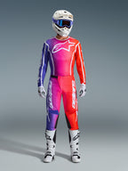 Alpinestars 2026 Fluid Apex Gear Set, completo da motocross, gradiente viola, rosa e rosso con accenti bianchi, kit da corsa completo con casco bianco, occhiali blu e stivali bianchi, abbigliamento tecnico da fuoristrada