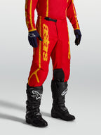 Alpinestars Pantaloni Fluid Apex V2, pantaloni da motocross per uomo, rossi e oro, in tessuto poliestere rinforzato.