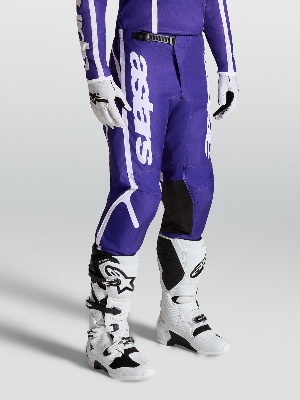 Alpinestars Pantaloni Fluid Apex V2, pantaloni motocross da uomo, blu intenso e bianco, in poliestere 600D resistente con gambe pre-curvate e design ergonomico per performance off-road