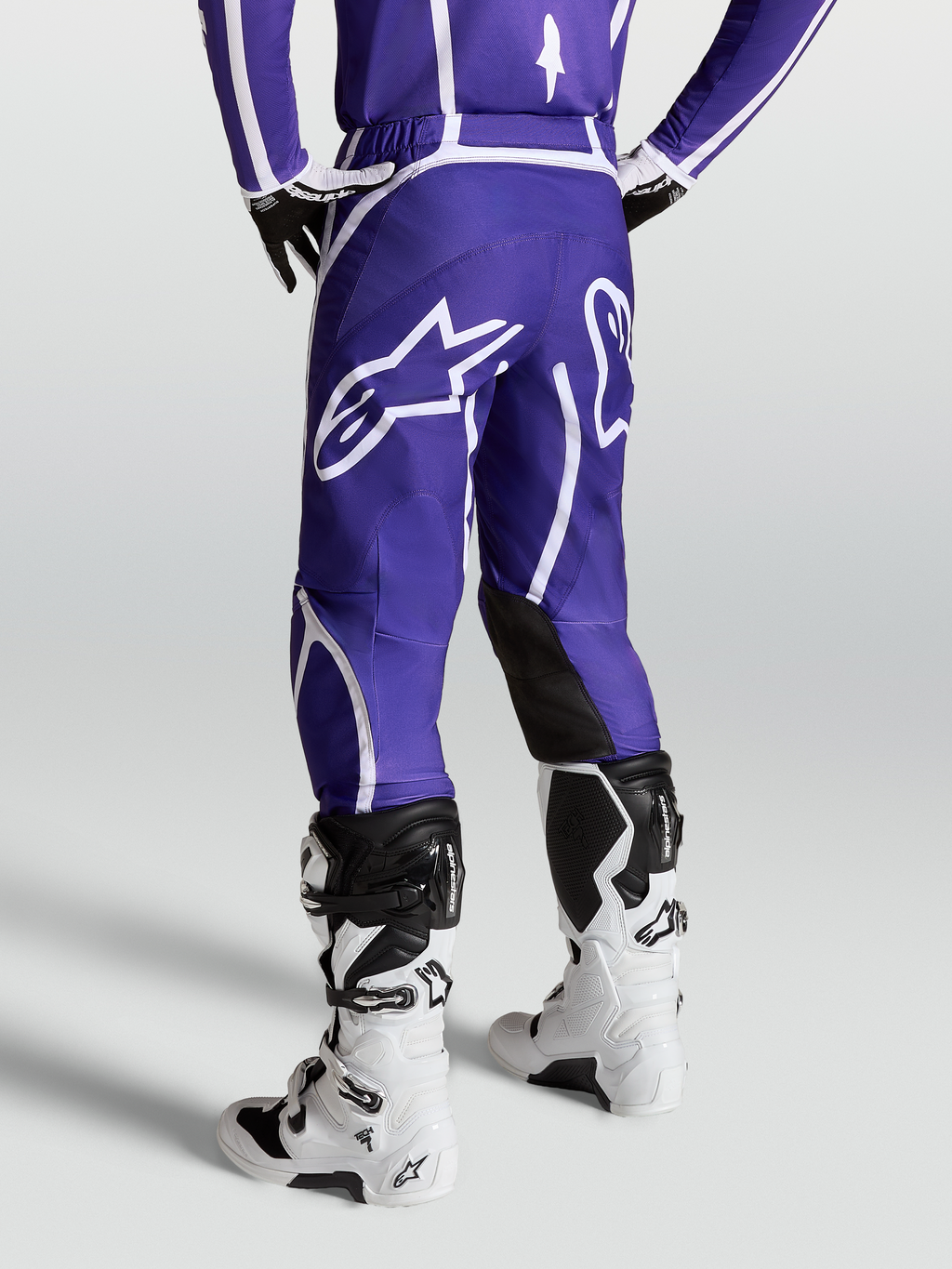 Alpinestars Pantaloni Fluid Apex V2, pantaloni motocross da uomo, blu e bianco, logo a stella posteriore e taglio 3D ergonomico.