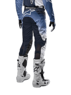 Alpinestars 2024 Racer Hoen Pants, pantaloni da motocross, bianco, blu navy e azzurro, vista posteriore con logo Alpinestars bianco, abbinati a stivali e maglia da motocross