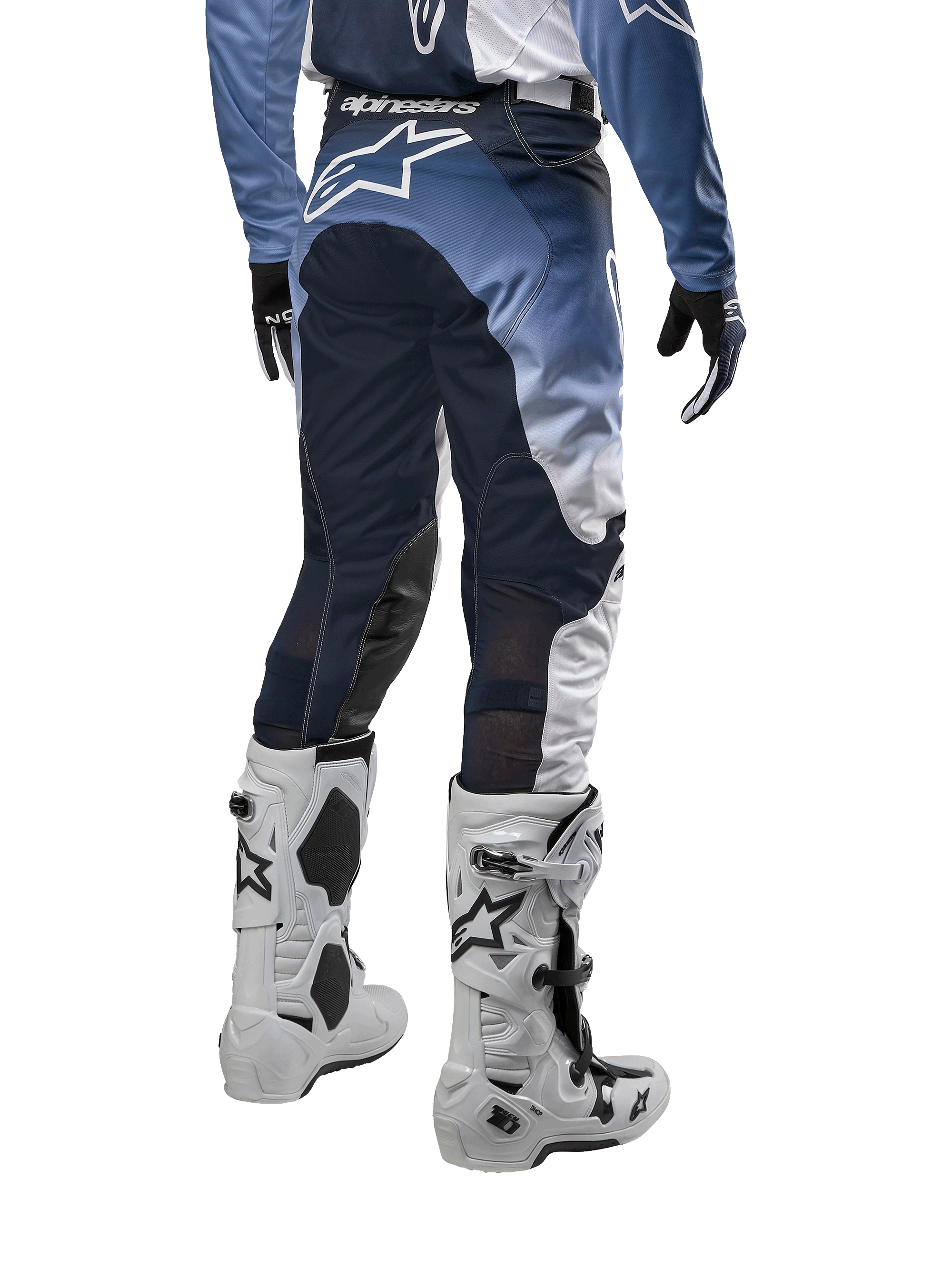 Alpinestars 2024 Racer Hoen Pants, pantaloni da motocross, bianco, blu navy e azzurro, vista posteriore con logo Alpinestars bianco, abbinati a stivali e maglia da motocross