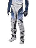 Alpinestars 2024 Racer Hoen Pants, pantaloni da motocross, bianco con sezioni blu navy e azzurro, logo a stella bianco, indossati con stivali bianchi e neri e guanti blu, abbigliamento protettivo per fuoristrada