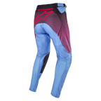 Alpinestars Pantaloni Racer Hoen 2024, pantaloni da motocross, viola Lavan e nero, vista posteriore con gambe azzurre, grande logo Alpinestars rosa sulla seduta, pannelli interni neri sulle ginocchia e costruzione ergonomica pre-curvata per la guida fuoristrada