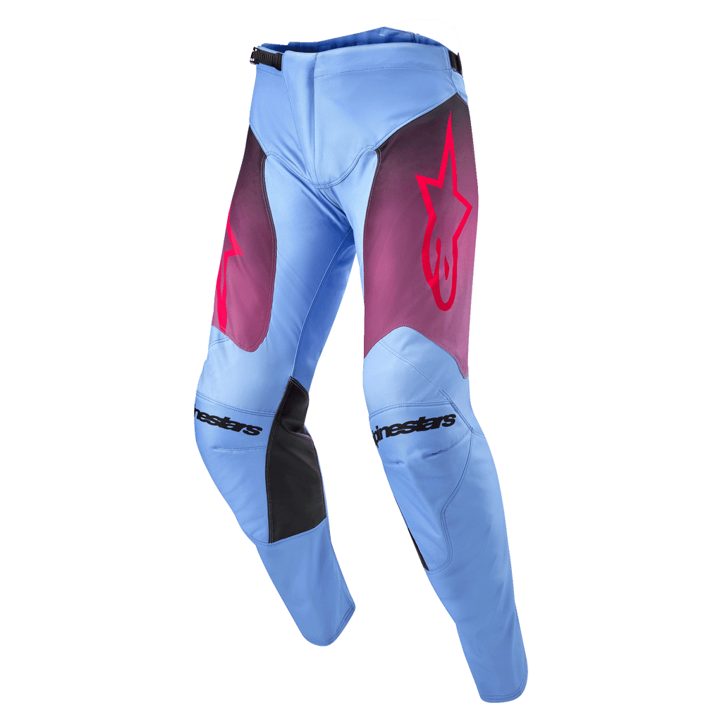 Alpinestars 2024 Racer Hoen Pants, pantaloni da motocross, Lavan Purple e nero, base azzurro lavanda con pannelli sulle cosce sfumati in viola e logo a stella rosa, pannelli interni alle ginocchia neri, design ergonomico pre-curvato per prestazioni fuoristrada