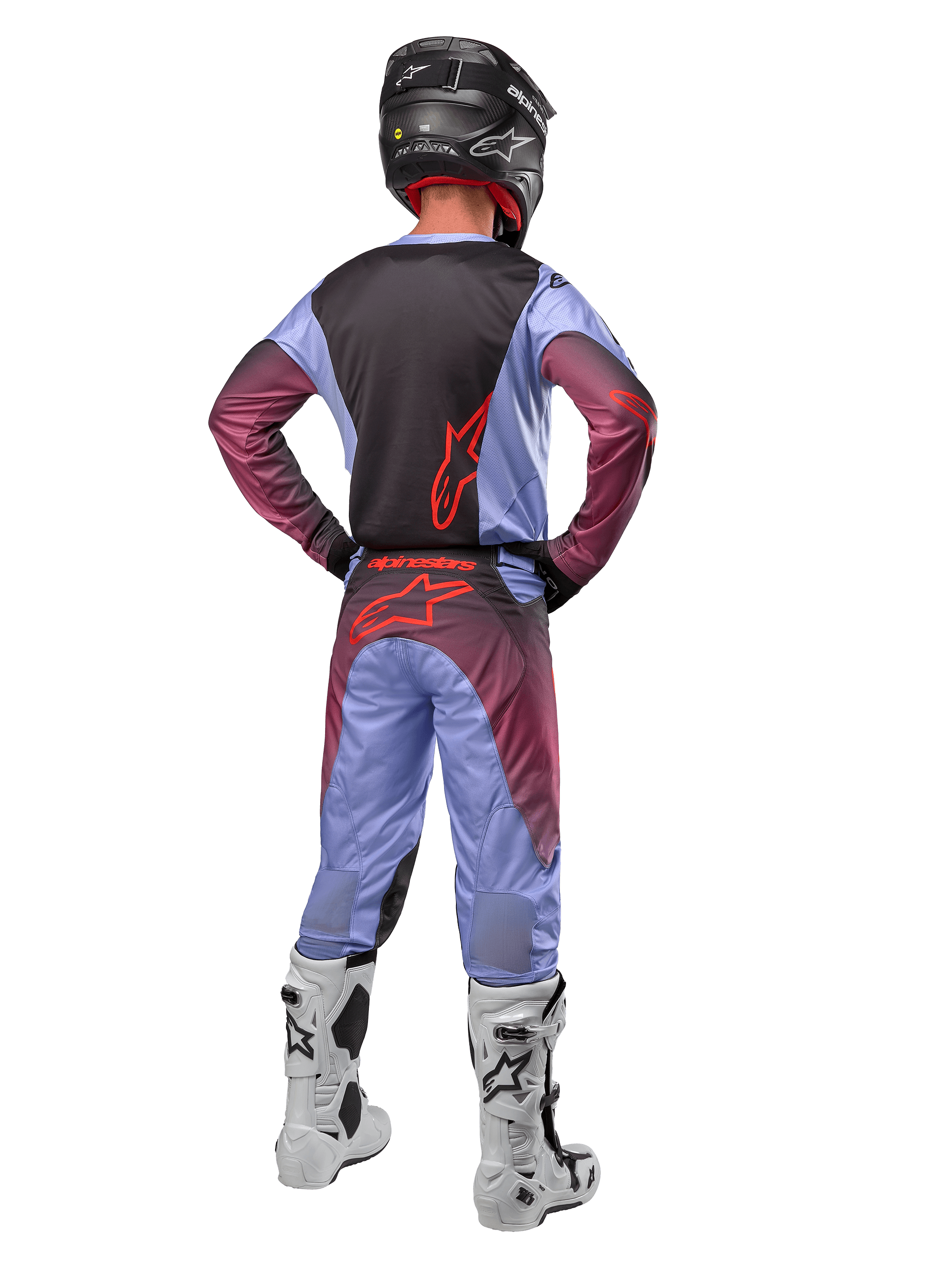Alpinestars Maglia e Pantaloni Racer Hoen 2024, Lavan Purple Black, vista posteriore completa di un pilota di motocross con completo coordinato, stivali bianchi e neri e casco nero.