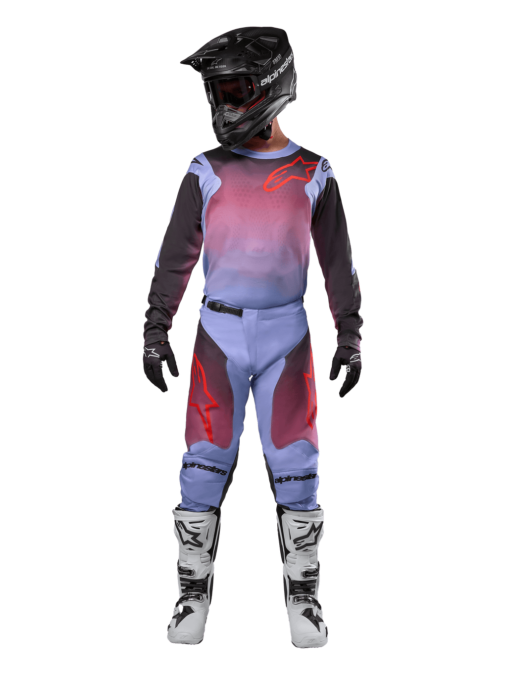 Pilota di motocross con abbigliamento completo da gara Alpinestars, maglia e pantaloni Racer Hoen 2024, Lavan Purple e nero con accenti rossi, casco nero, stivali bianchi e neri, guanti neri, outfit coordinato per corse off-road