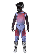 Pilota di motocross con abbigliamento completo da gara Alpinestars, maglia e pantaloni Racer Hoen 2024, Lavan Purple e nero con accenti rossi, casco nero, stivali bianchi e neri, guanti neri, outfit coordinato per corse off-road