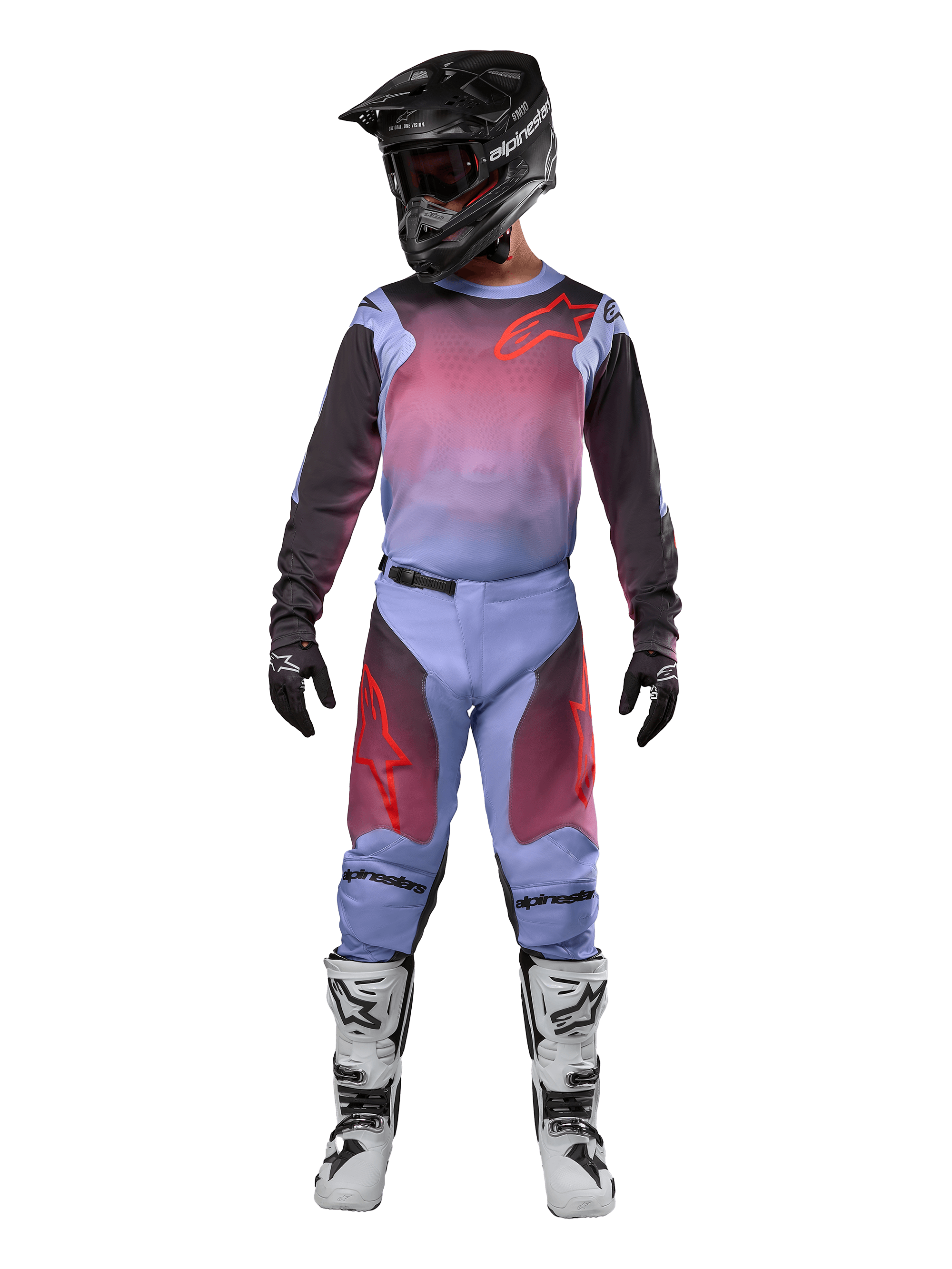Pilota di motocross con abbigliamento completo da gara Alpinestars, maglia e pantaloni Racer Hoen 2024, Lavan Purple e nero con accenti rossi, casco nero, stivali bianchi e neri, guanti neri, outfit coordinato per corse off-road