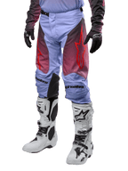 Alpinestars Racer Hoen Pants 2024, pantaloni da motocross, viola Lavan e nero con grafiche rosse, con loghi a stella rossi sulle cosce e scritte nere sulle ginocchia, indossati con stivali bianchi e neri e guanti neri
