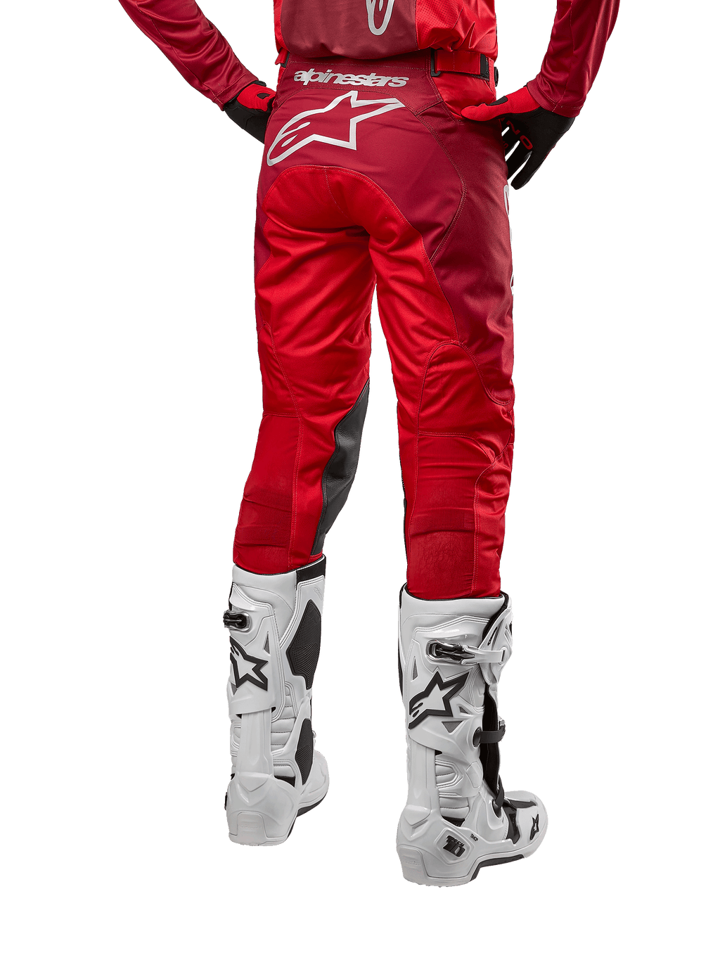 Alpinestars 2024 Racer Hoen Pants, pantaloni da motocross, Mars Red Burgundy, vista posteriore con grande logo Astar bianco sul retro, pannelli interni neri sulle ginocchia, indossati con stivali da motocross bianchi, abbigliamento tecnico per fuoristrada