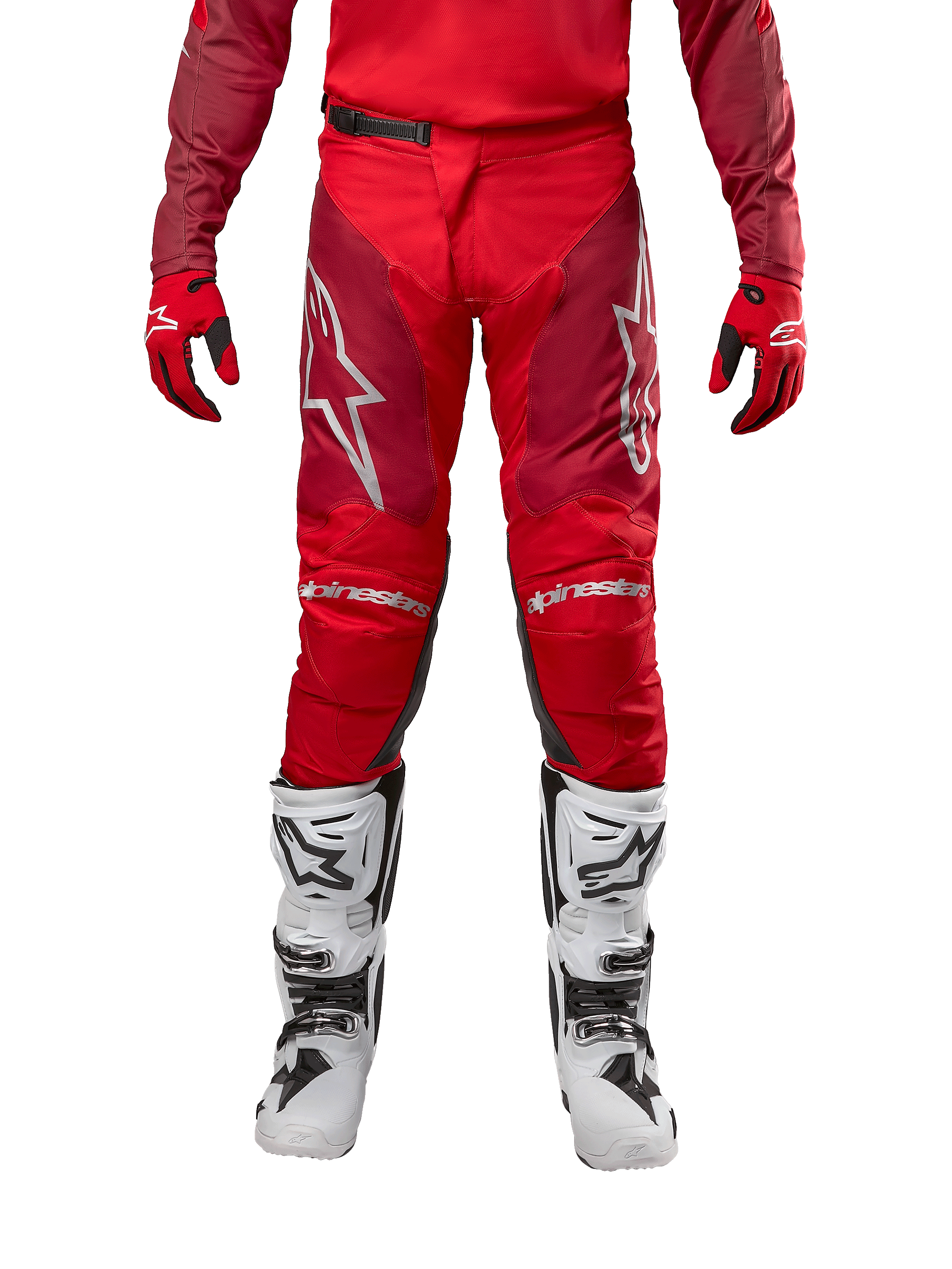 Alpinestars pantaloni Racer Hoen 2024, pantaloni da motocross, Mars Red Burgundy, vista frontale con loghi Alpinestars argento e branding sulle ginocchia, indossati con maglia rossa coordinata, guanti rossi e neri e stivali off-road bianchi.