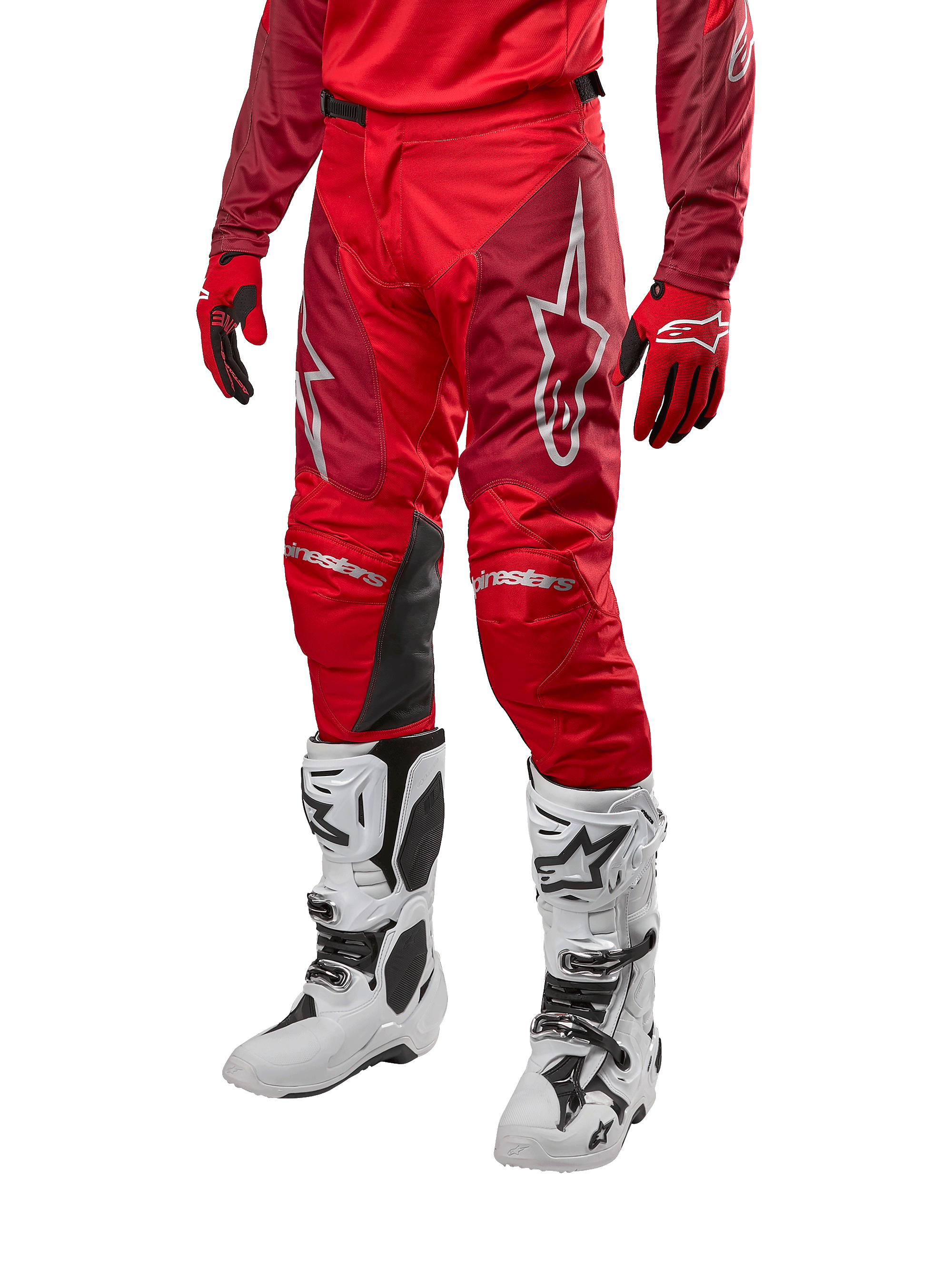 Alpinestars pantaloni Racer Hoen 2024, pantaloni da motocross, rosso Marte e bordeaux, indossati con maglia e guanti rossi coordinati e stivali bianchi, con inserti in pelle nera sulle ginocchia e loghi bianchi, abbigliamento tecnico resistente per fuoristrada