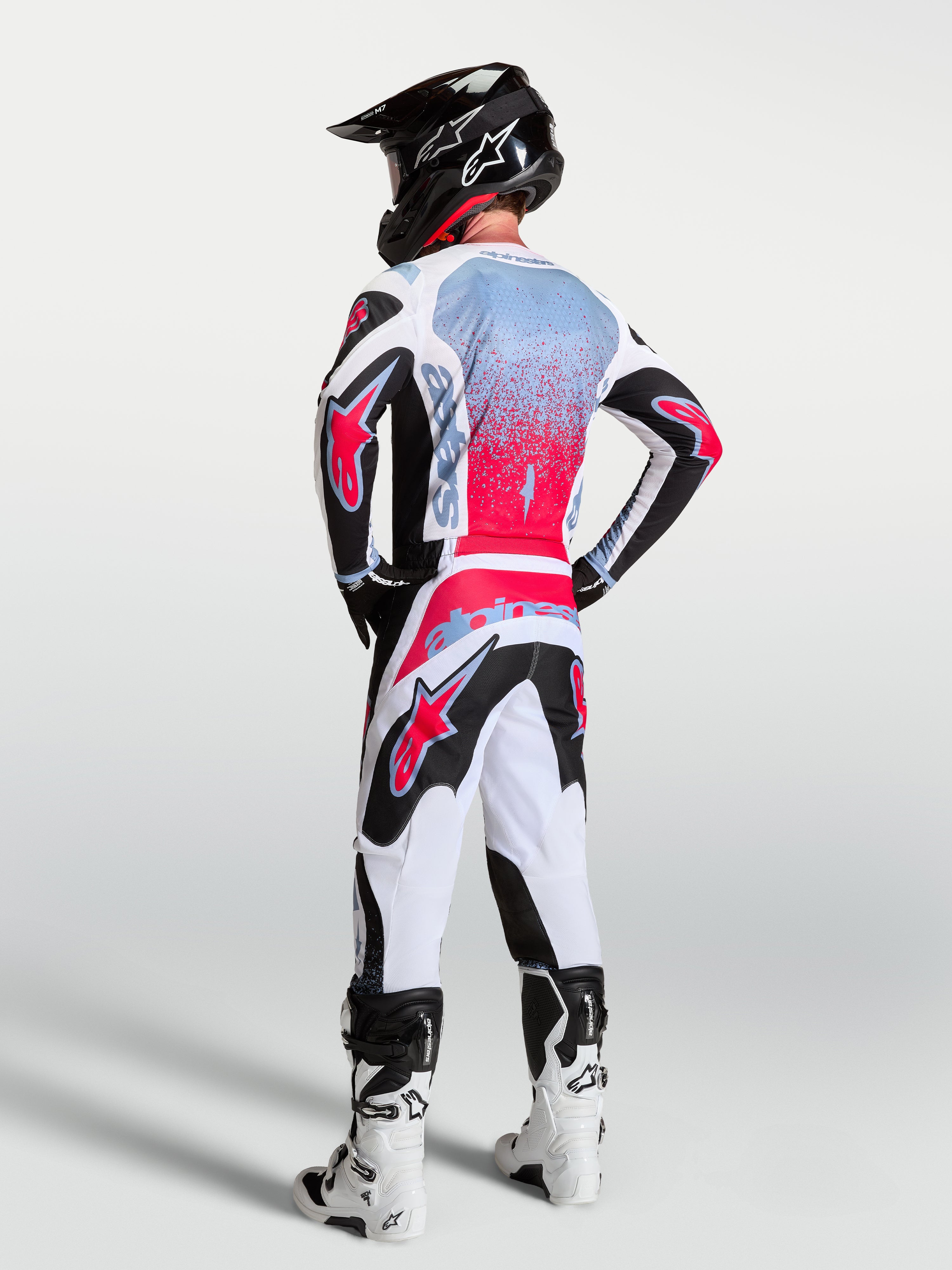 Alpinestars Pantaloni Fluid Drag, pantaloni motocross da uomo, bianchi e neri con accenti rossi, vista posteriore su modello.