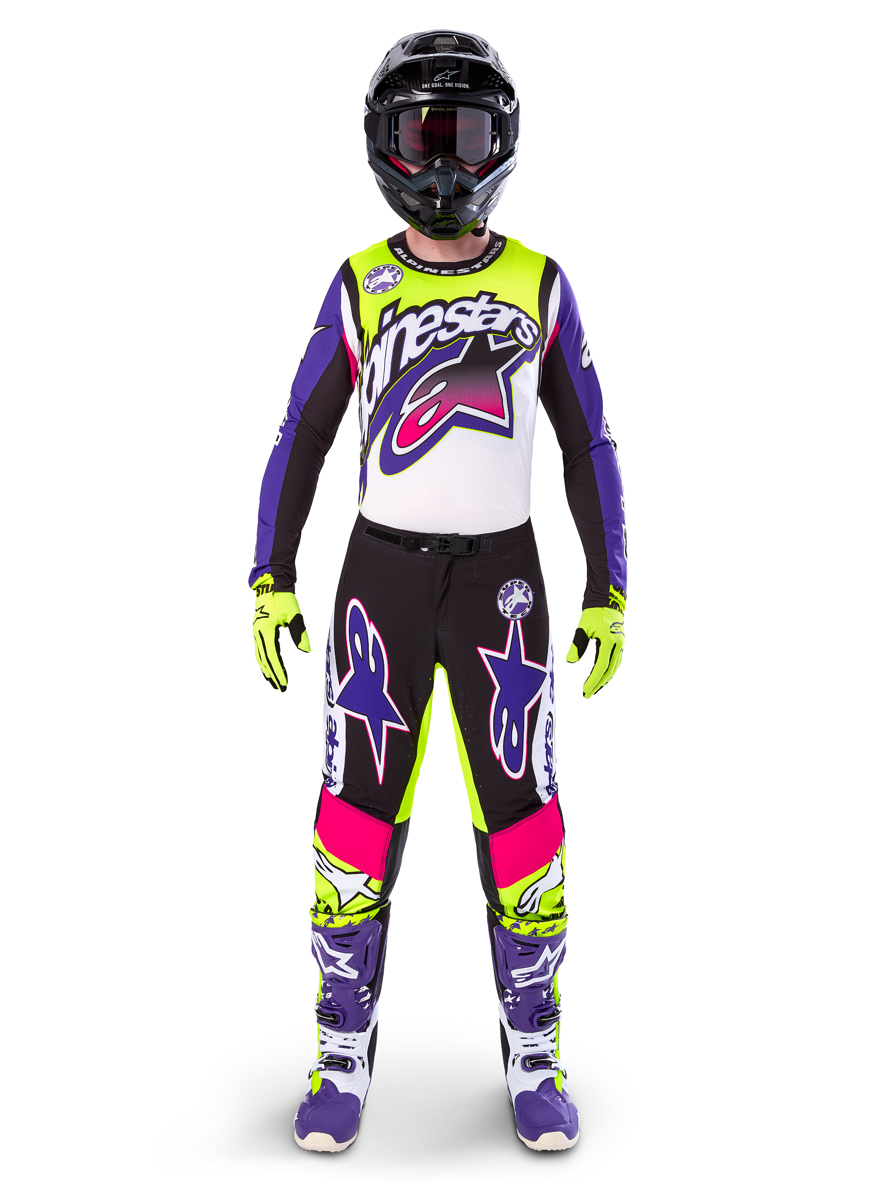 Pilota di motocross con abbigliamento completo da gara, maglia e pantaloni Limited Edition Supertech Dirt Studios in bianco, viola e giallo fluo, casco nero con occhiali, stivali viola e bianchi, completo coordinato dai colori vivaci per motocross fuoristrada