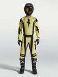 Alpinestars Pantaloni Techstar Atrox e Techstar Atrox Gear Set, completo motocross da uomo, giallo e nero, maglia coordinata e stivali neri, abbigliamento tecnico per prestazioni off-road.