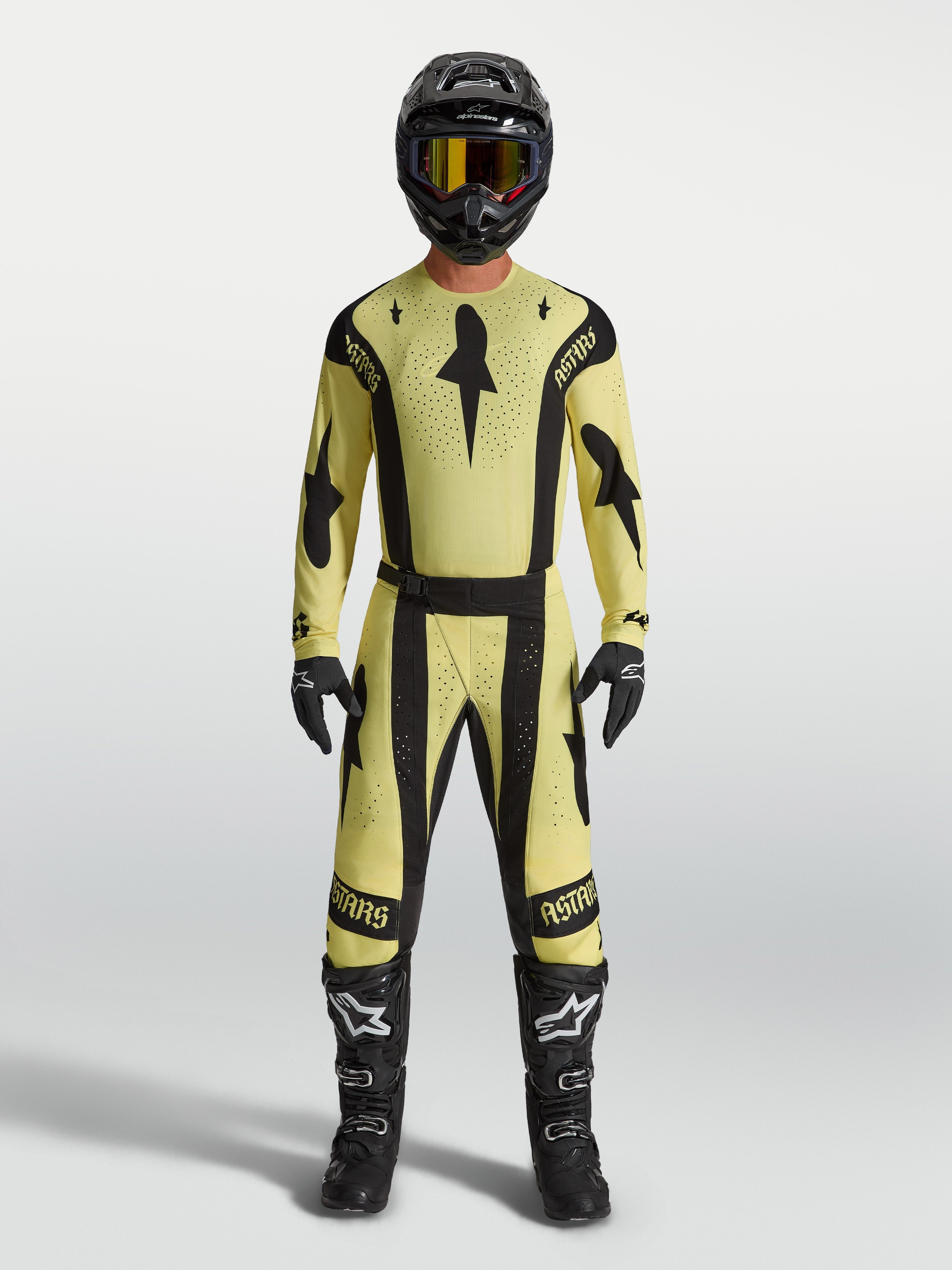 Alpinestars Pantaloni Techstar Atrox e Techstar Atrox Gear Set, completo motocross da uomo, giallo e nero, maglia coordinata e stivali neri, abbigliamento tecnico per prestazioni off-road.