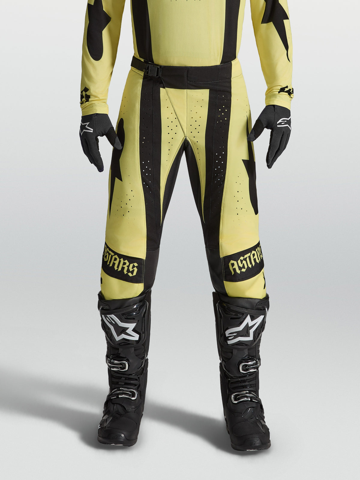 Alpinestars pantaloni Techstar Atrox, pantaloni motocross per uomo, gialli e neri, perforazioni laser e taglio atletico.