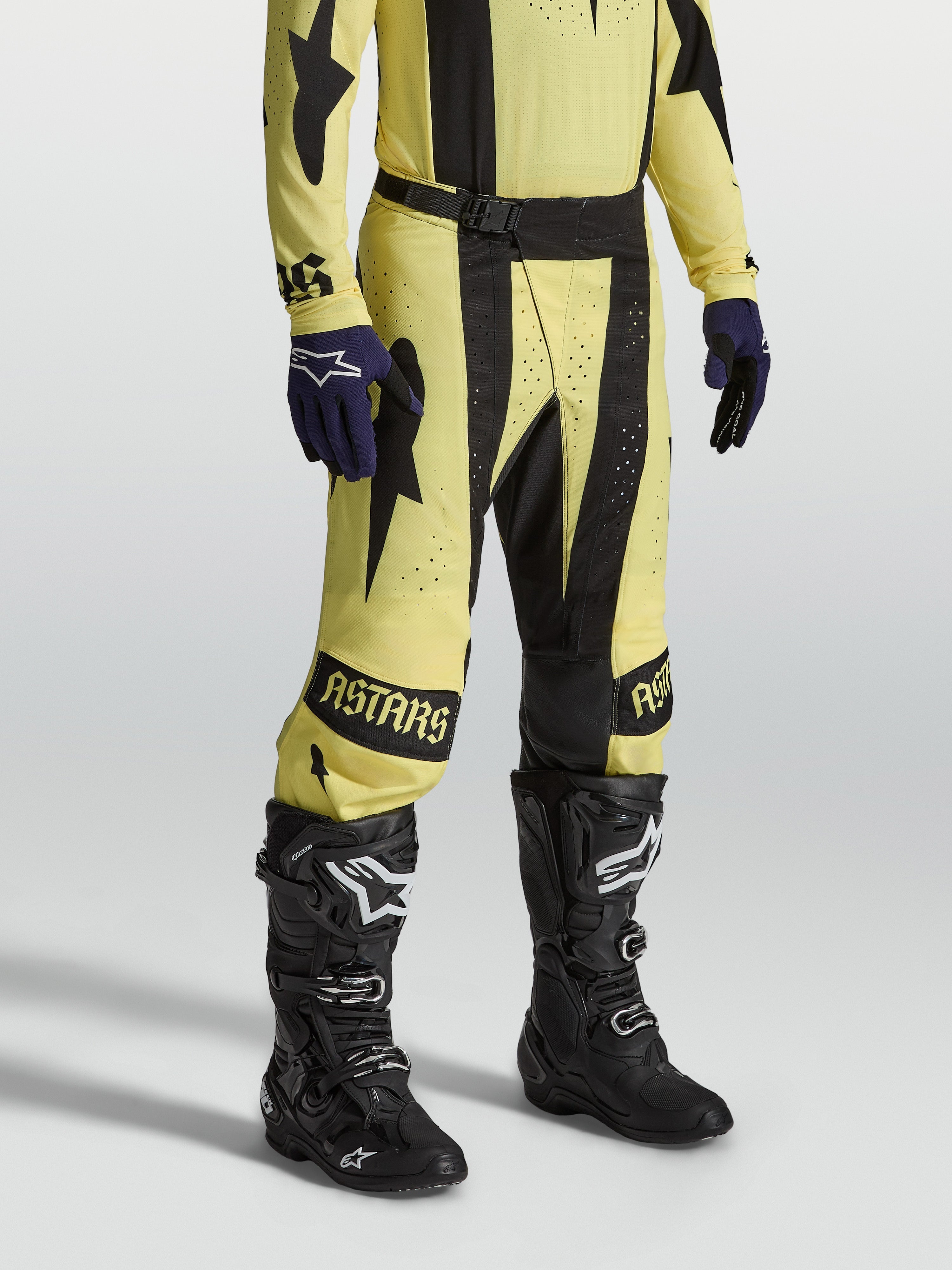 Alpinestars Pantaloni Techstar Atrox, pantaloni da motocross da uomo, giallo e nero, in ripstop elasticizzato 4-way con fibbia magnetica SX2, indossati con stivali e guanti, ideali per competizioni racing off-road.